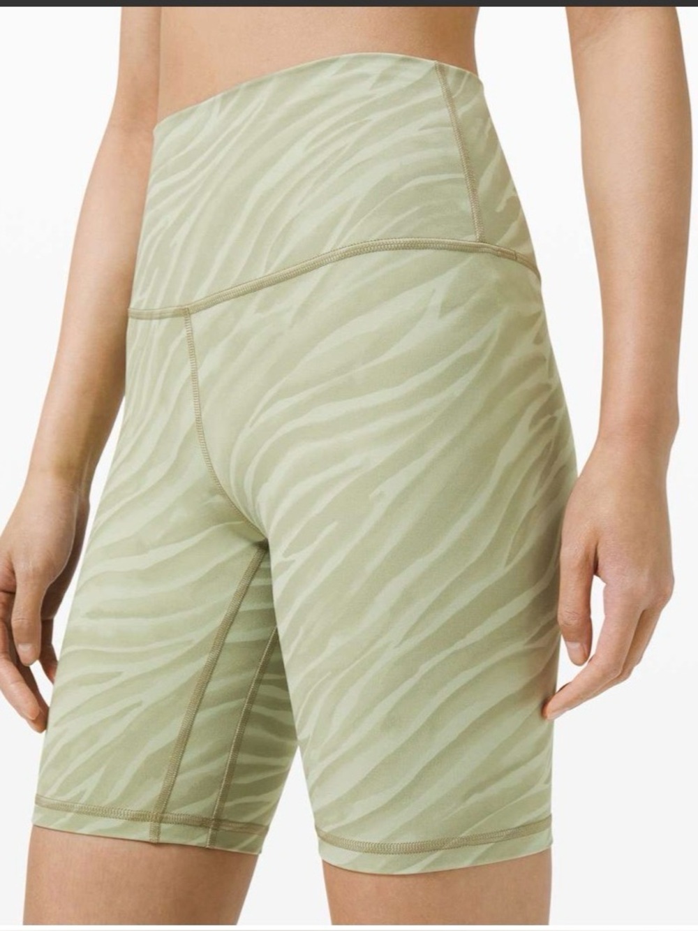Lululemon Align Short 8"
Le Tigre Camo Green Fern Multi size 12